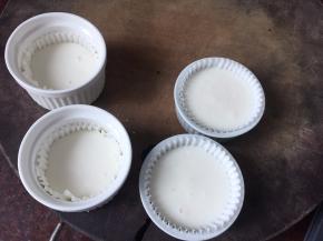 然后烤焙杯中放入蛋糕纸，将搅拌好的酸奶勺入杯里