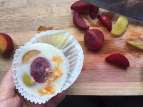 要吃时小心将水果杯上的蛋糕纸揭下来