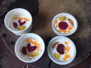 然后加入切好的水果，上表面也留一部分水果露出