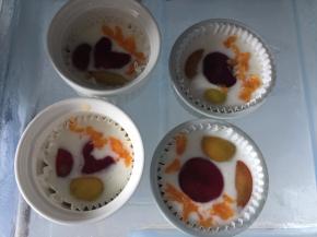 然后将水果杯放入冰箱冷冻室冷冻至凝固即可