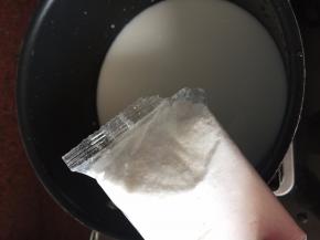 加入白凉粉搅拌均匀