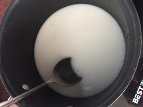 然后边煮边搅拌至沸腾后倒入椰子壳