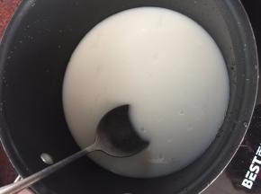 然后边煮边搅拌至沸腾后倒入椰子壳
