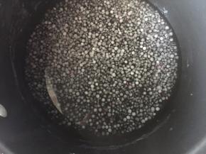 再加入适量清水煮至还有稍微白点