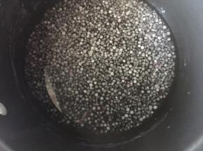 再加入适量清水煮至还有稍微白点
