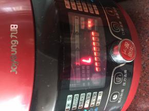 锅里加入适量清水和白砂糖煮将红豆煮熟