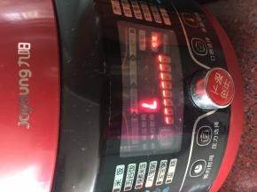 锅里加入适量清水和白砂糖煮将红豆煮熟