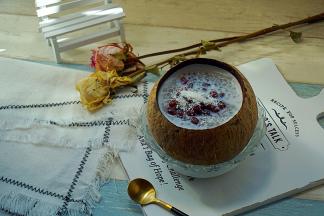 椰汁凝固后勺入煮好西米露