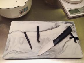 香草荚对切，用小刀刮出香草籽