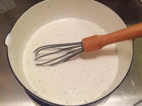 连香草壳一起放入牛奶内，中小火加热至小沸后离火，浸泡一小时以上