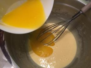 黄油隔热水融化，加入蛋黄糊内，拌匀