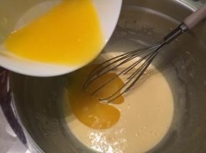 黄油隔热水融化，加入蛋黄糊内，拌匀