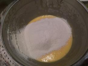 筛入低粉和盐拌匀