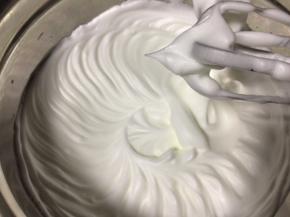 蛋清打发至干性