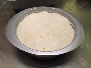 将蛋清和蛋黄糊混合，用打蛋器搅拌几下，留大片蛋白在表面。模具内放上油纸防沾，将蛋糕糊倒入模具内，刮刀表面刮平