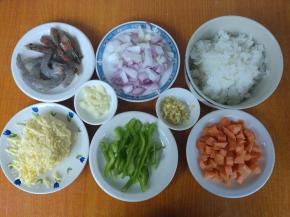 准备好食材。鲜虾去掉沙线，收拾干净，去掉头部，不要扔，加一点点盐、料酒腌制5分钟，备用。红萝卜、葱头切丁，青椒切丝，蒜切片，姜切末。