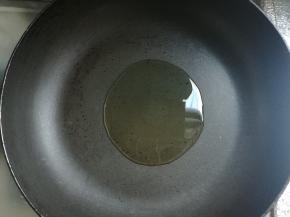 炒锅坐火上烧热，放适量油。