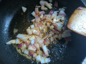 下入葱头煸炒出香。