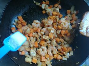 放适量盐调味。