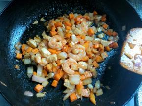 翻炒至熟，待用。烤箱预热上下火190度10分钟。