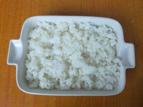 米饭放在烤箱专用的烤盘，铺满。