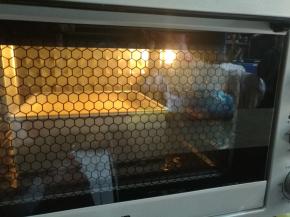 送入预热好的烤箱，上下火170度烘烤60分钟。