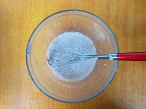 牛奶、玉米油、盐、百利甜酒放入容器，搅拌均匀。烤箱上下火175度预热15分钟。