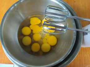 全蛋、蛋黄、糖、蜂蜜放入深盆，