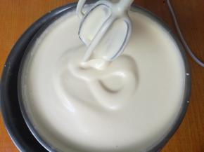 坐温水（37度左右），电动打蛋器高速打发至浓稠，体积膨大，出现花纹，画8字不会马上消失状态（我用了10分钟），再低速整理气泡2分钟。