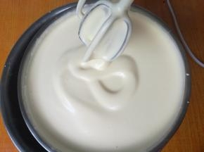 坐温水（37度左右），电动打蛋器高速打发至浓稠，体积膨大，出现花纹，画8字不会马上消失状态（我用了10分钟），再低速整理气泡2分钟。