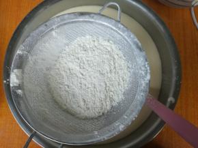 高筋粉分两次筛入。