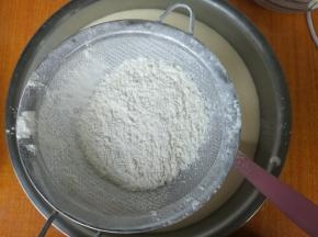 高筋粉分两次筛入。
