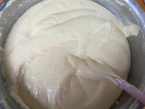 翻拌均匀，因为是高筋粉，所以不用怕出筋。