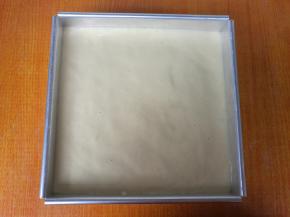 倒入模具八分满。