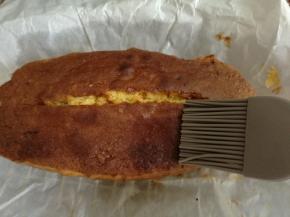 蛋糕出炉后晾至温热，用刷子把糖酒液全部刷在出炉的蛋糕上。密封后放入冰箱冷藏三天再吃口感更棒。