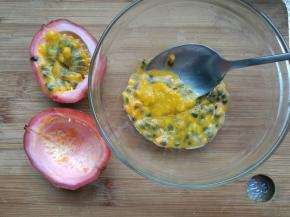 百香果切开，挖出果肉。