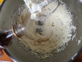 加入香草精打发均匀。