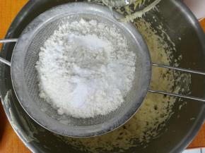 低筋粉和泡打粉混合筛入黄油糊内。