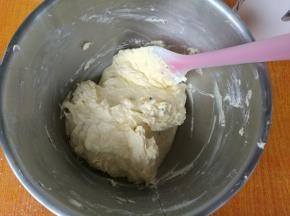 用硅胶刮刀压拌均匀。