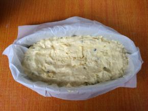 模具贴油纸，把面糊装入模具，上下火175度烘烤45分钟即可。