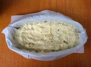 模具贴油纸，把面糊装入模具，上下火175度烘烤45分钟即可。