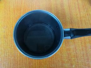 28水克和15克糖加入小锅内加热至沸腾。