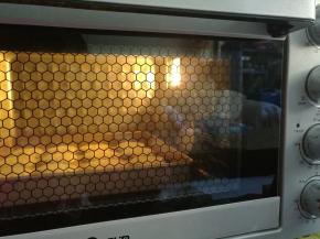 放入烤箱上下火190度烘烤20分钟即可。（时间和温度根据自己烤箱调节）