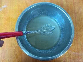 玉米油、盐、细砂糖放容器内，搅拌至糖大致融化。