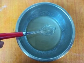 玉米油、盐、细砂糖放容器内，搅拌至糖大致融化。