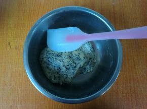 用硅胶刮刀轻拌至不见干粉即可，搅拌过度影响饼干的酥松。