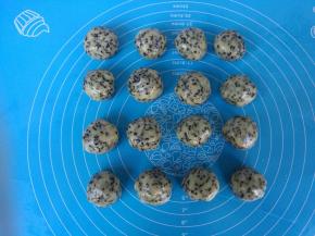 将面团分成大小均匀的16个小圆球。