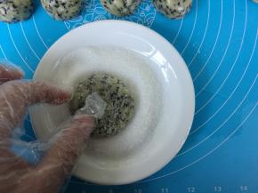 按扁，两面均沾上粗砂糖。