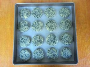 全部做好，排入烤盘。醒发20分钟，此时预热烤箱上下火190度20分钟。