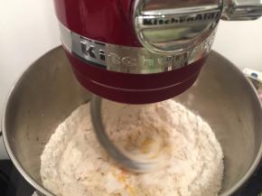 将除黄油以为的所有材料放入厨师机桶内